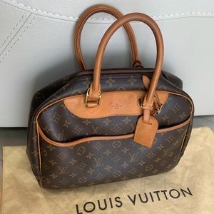 Louis Vuitton Deauville. Leather Handbag